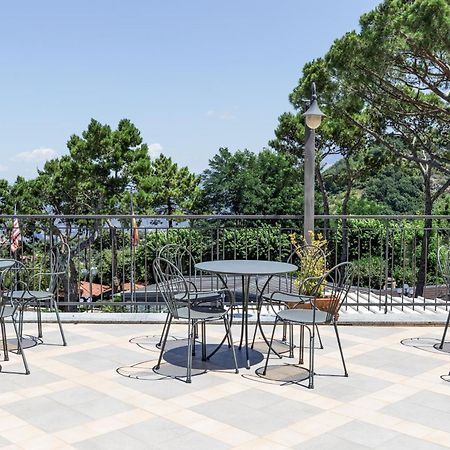 Hotel La Pergoletta SantʼAgata sui Due Golfi Exteriör bild