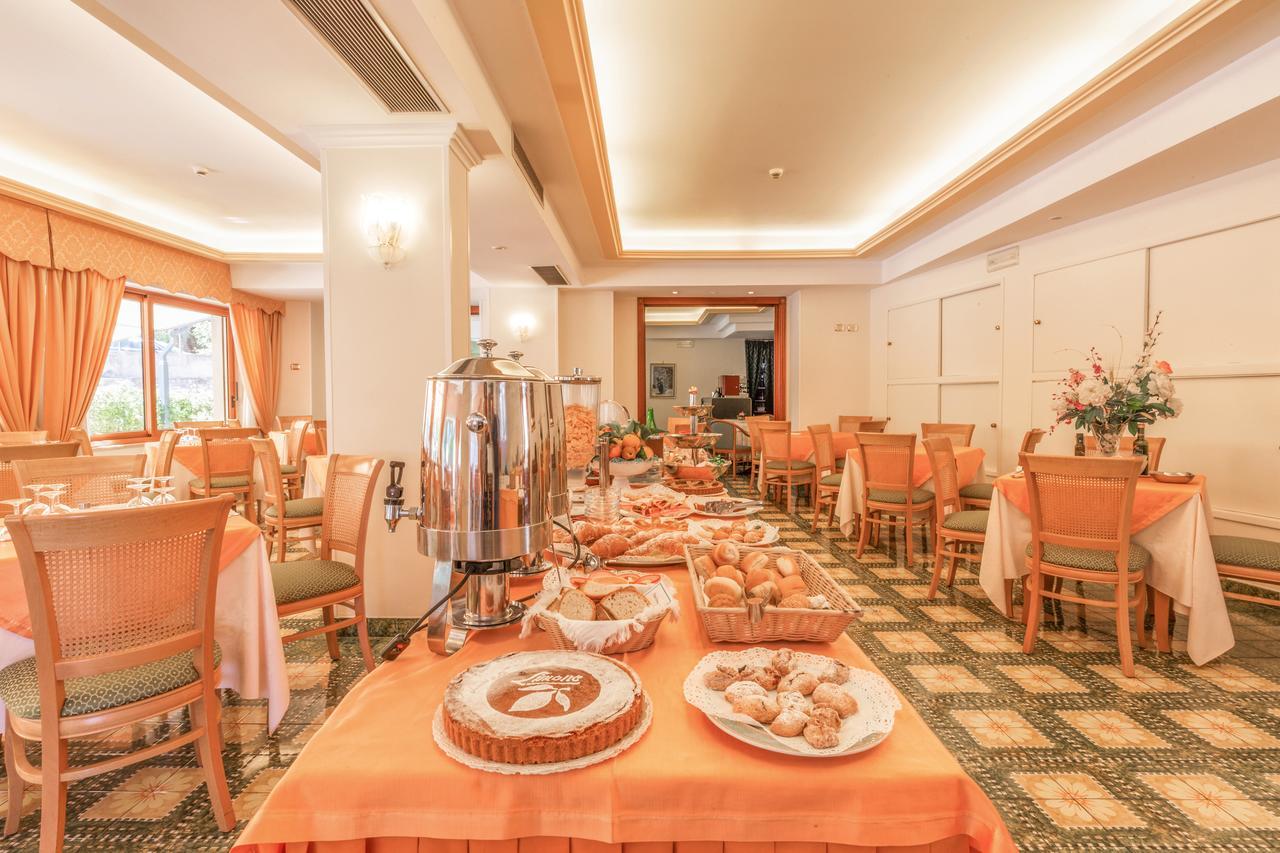 Hotel La Pergoletta SantʼAgata sui Due Golfi Exteriör bild
