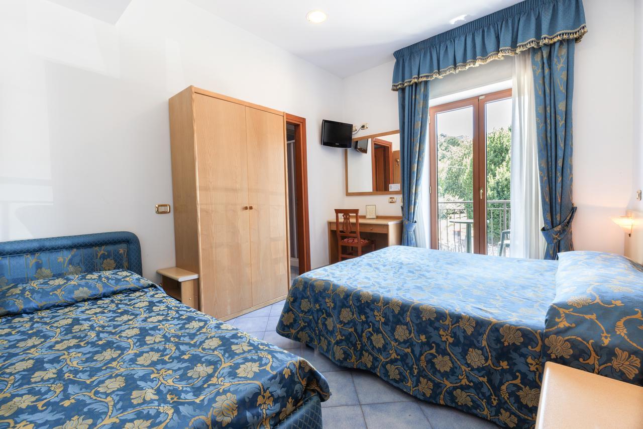 Hotel La Pergoletta SantʼAgata sui Due Golfi Exteriör bild