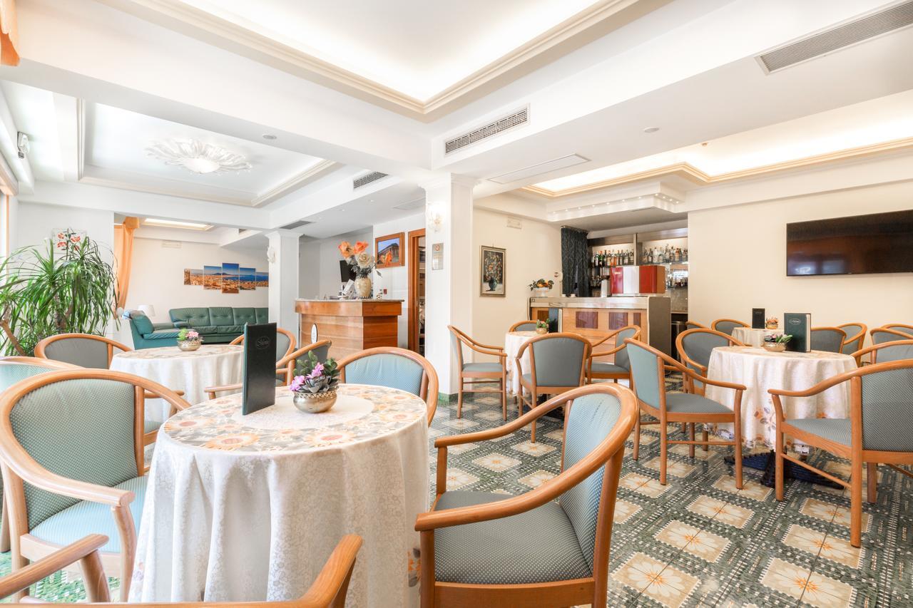 Hotel La Pergoletta SantʼAgata sui Due Golfi Exteriör bild