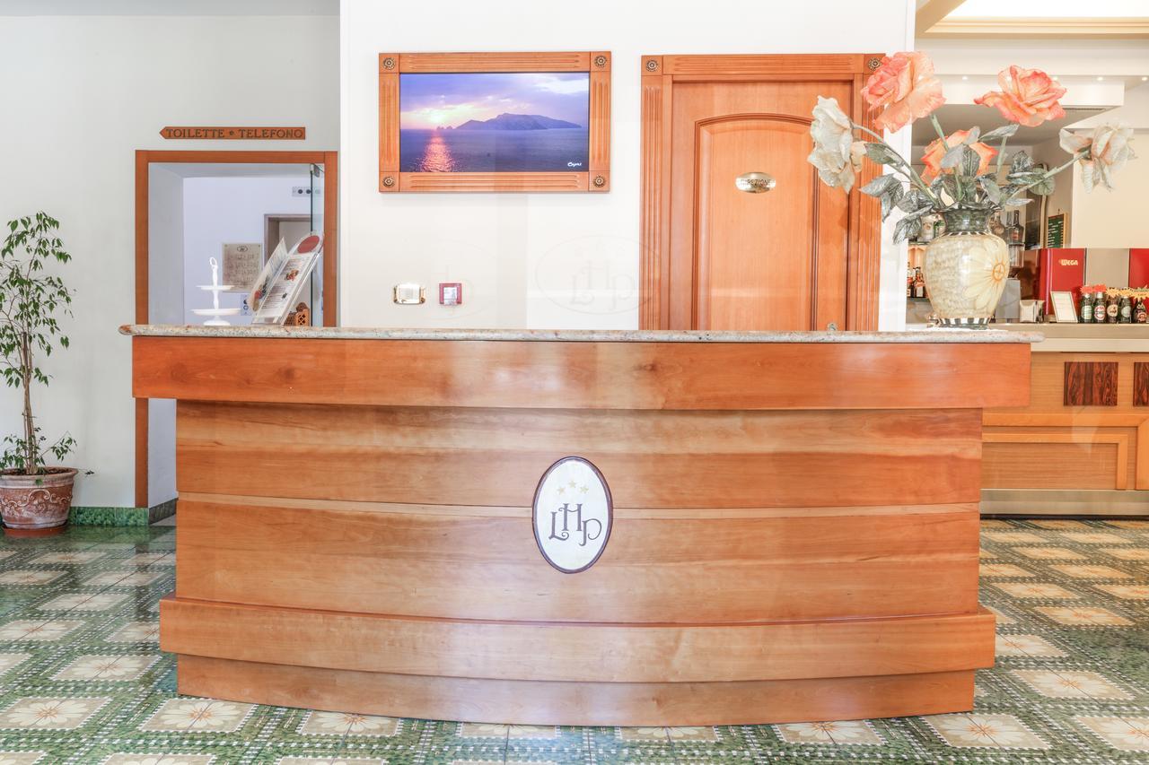 Hotel La Pergoletta SantʼAgata sui Due Golfi Exteriör bild