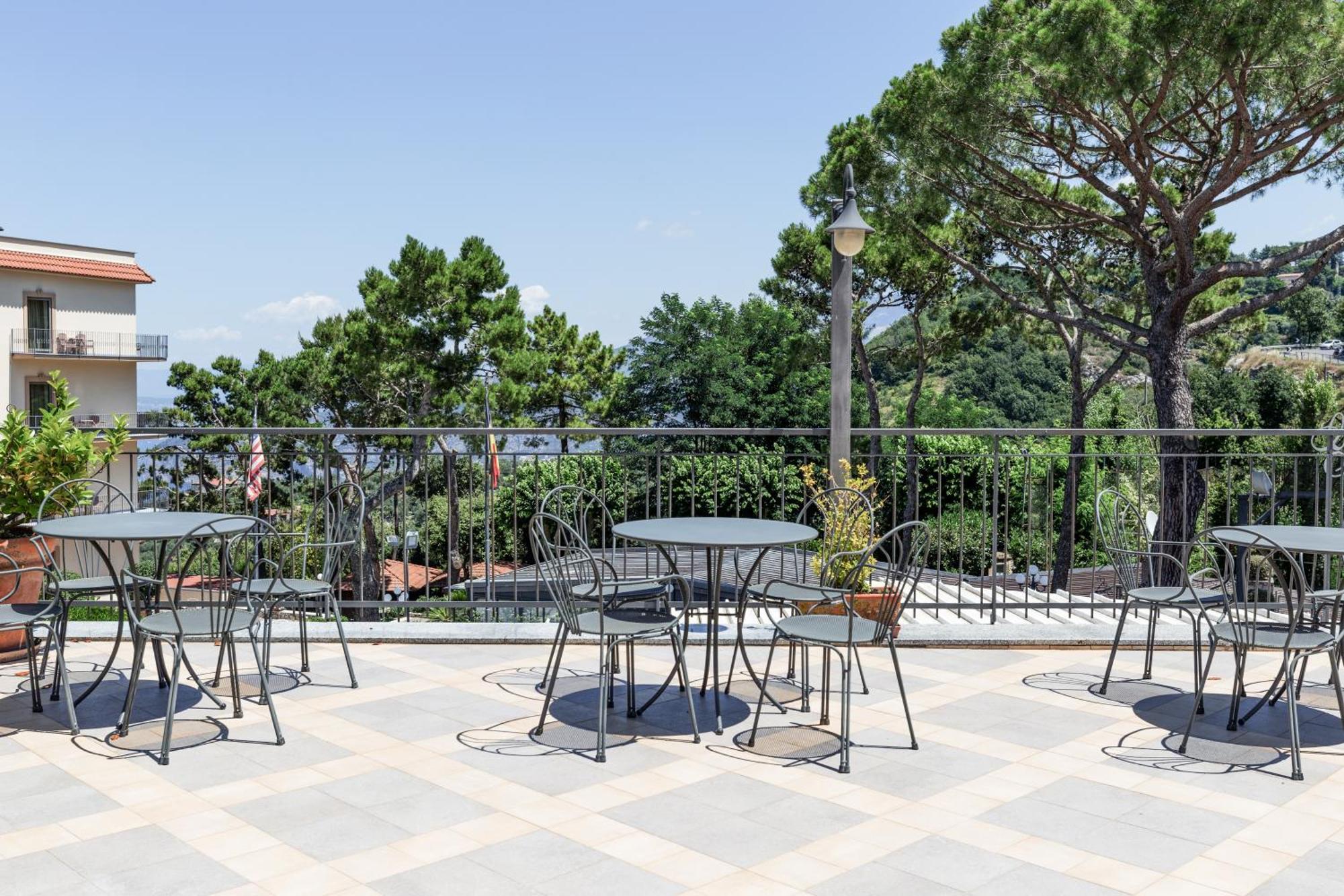 Hotel La Pergoletta SantʼAgata sui Due Golfi Exteriör bild