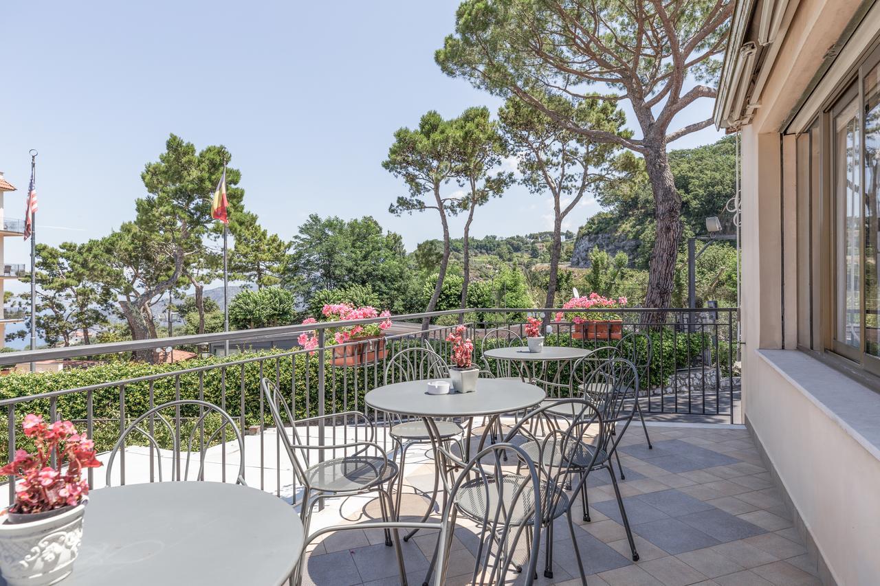 Hotel La Pergoletta SantʼAgata sui Due Golfi Exteriör bild
