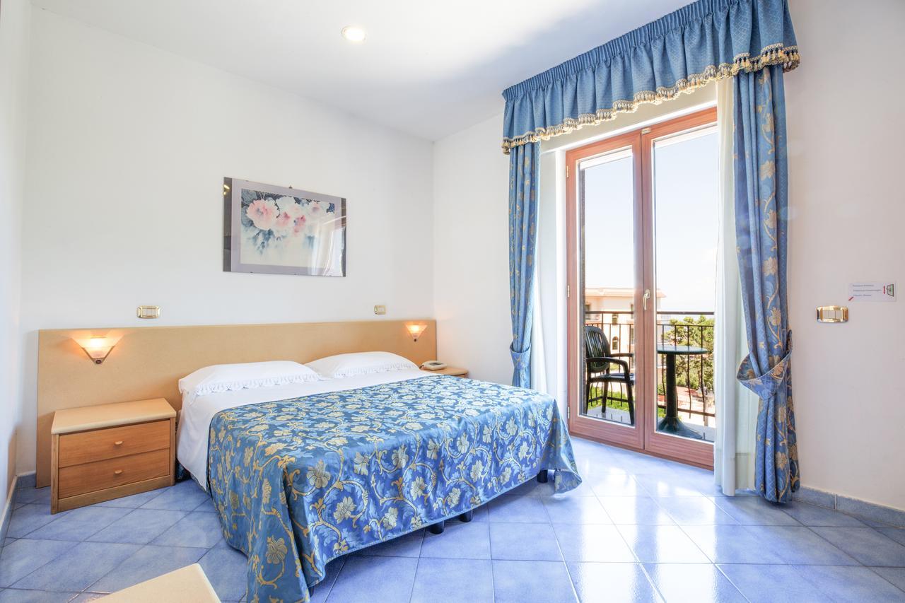 Hotel La Pergoletta SantʼAgata sui Due Golfi Exteriör bild