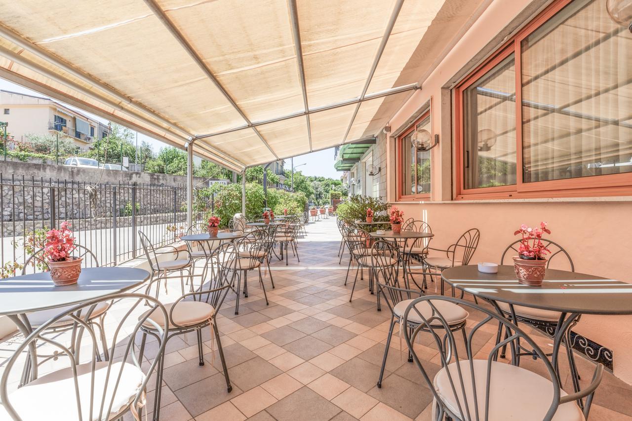 Hotel La Pergoletta SantʼAgata sui Due Golfi Exteriör bild