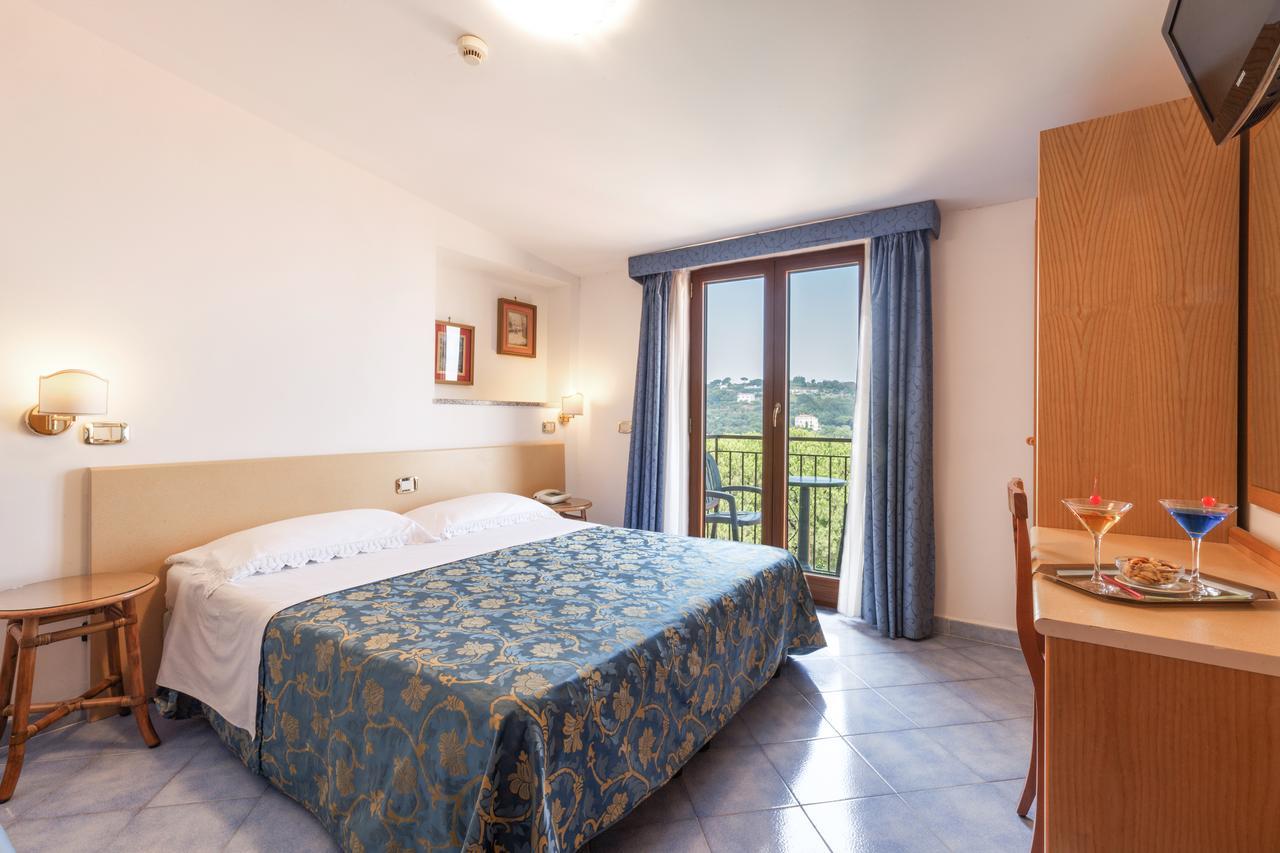Hotel La Pergoletta SantʼAgata sui Due Golfi Exteriör bild