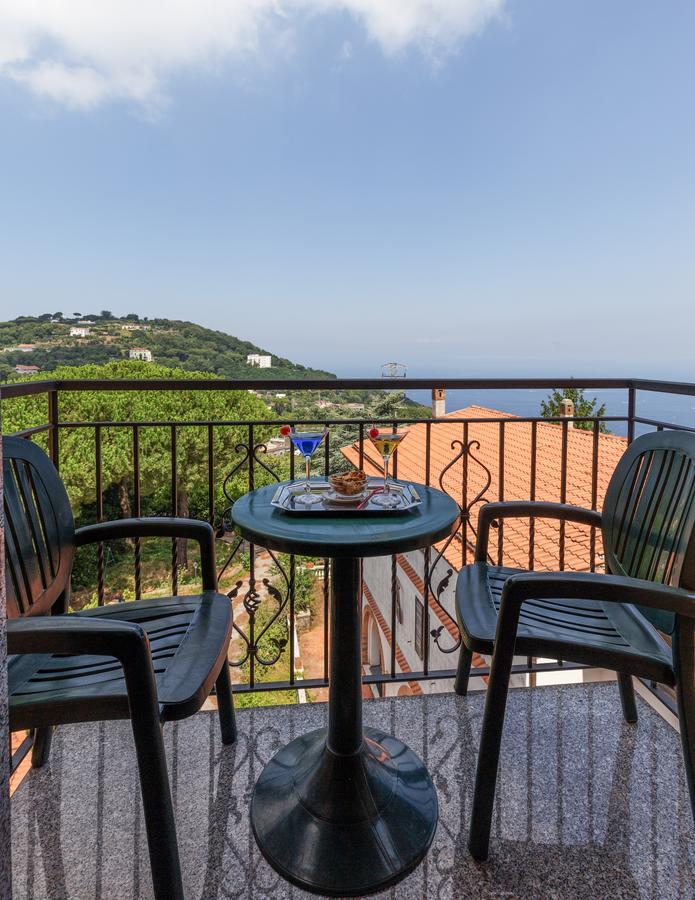 Hotel La Pergoletta SantʼAgata sui Due Golfi Exteriör bild