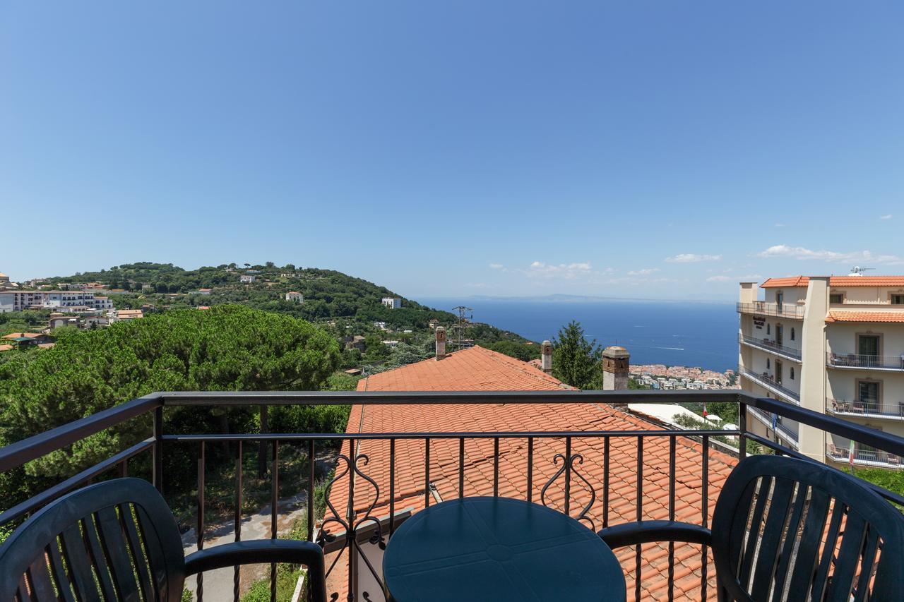 Hotel La Pergoletta SantʼAgata sui Due Golfi Exteriör bild