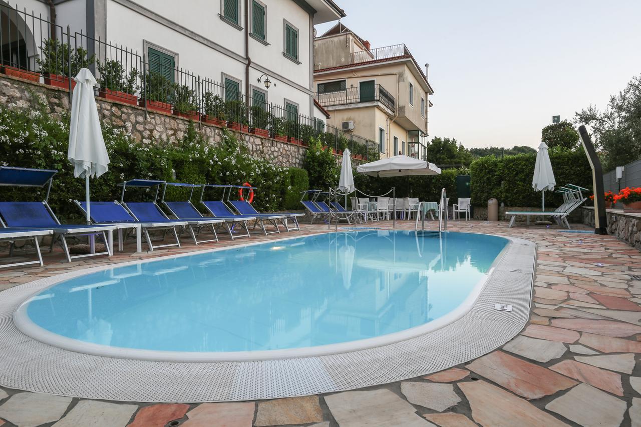 Hotel La Pergoletta SantʼAgata sui Due Golfi Exteriör bild