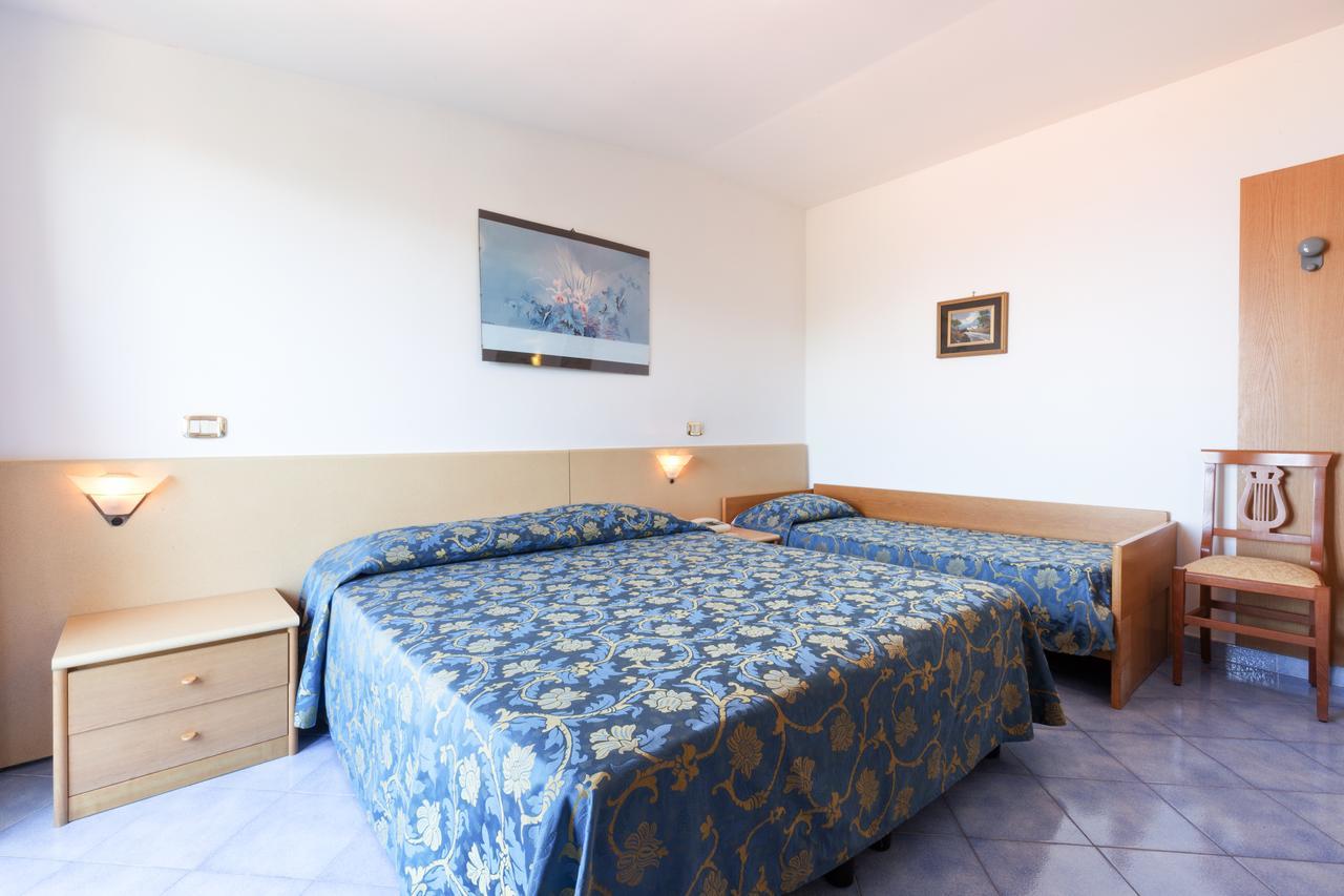 Hotel La Pergoletta SantʼAgata sui Due Golfi Exteriör bild
