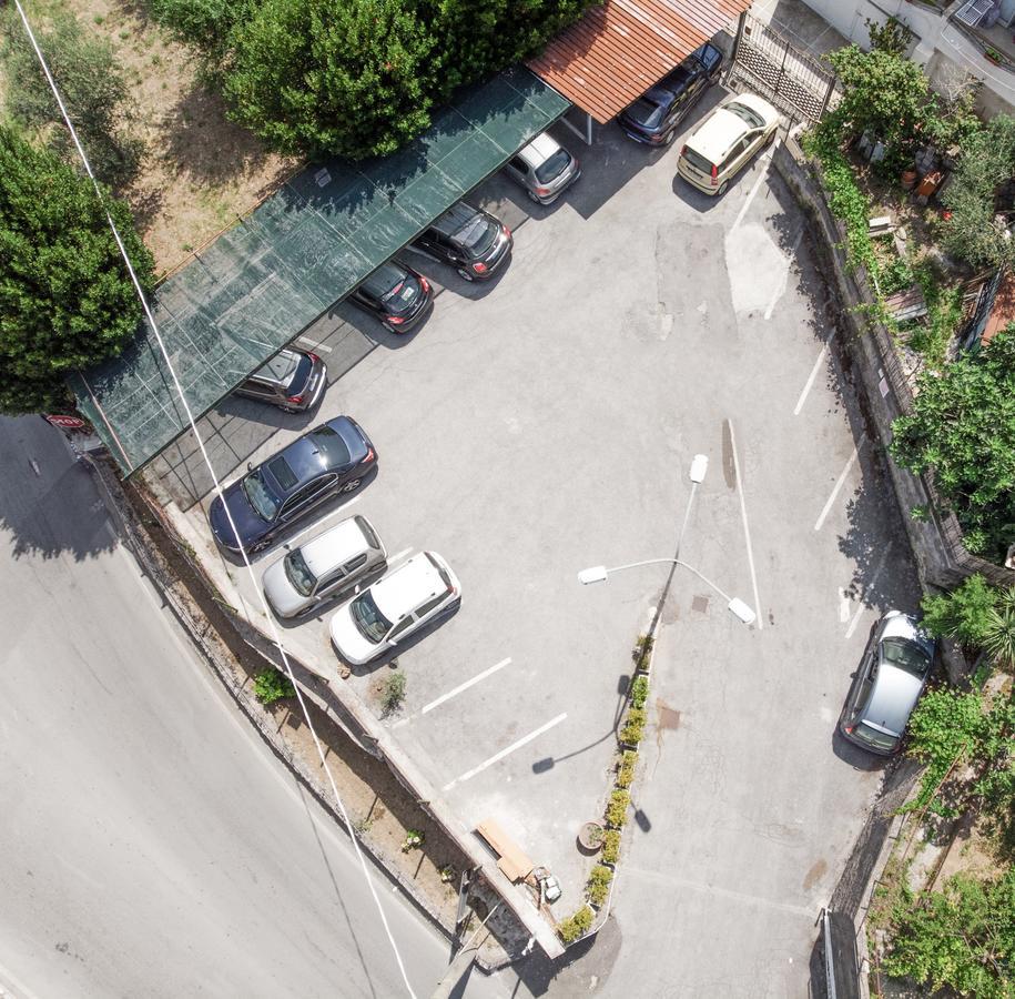Hotel La Pergoletta SantʼAgata sui Due Golfi Exteriör bild