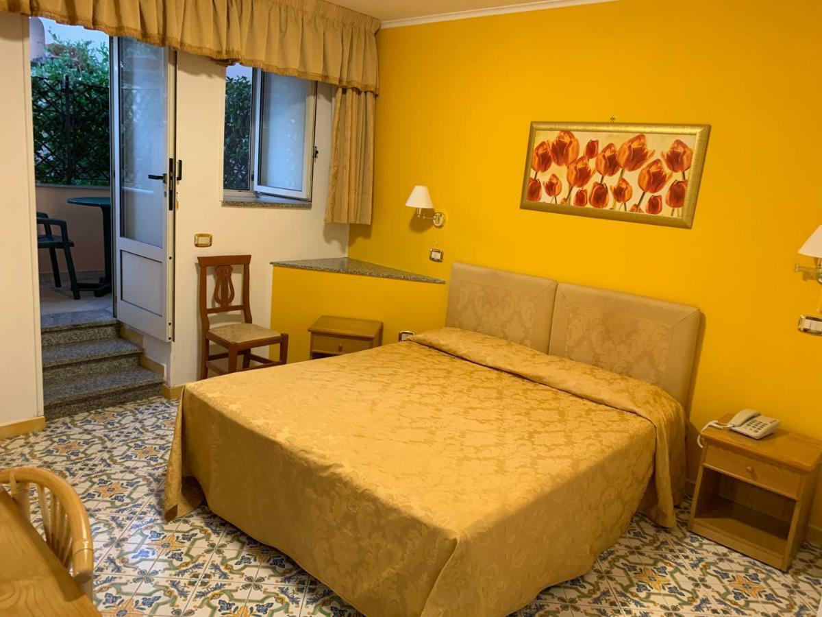 Hotel La Pergoletta SantʼAgata sui Due Golfi Exteriör bild